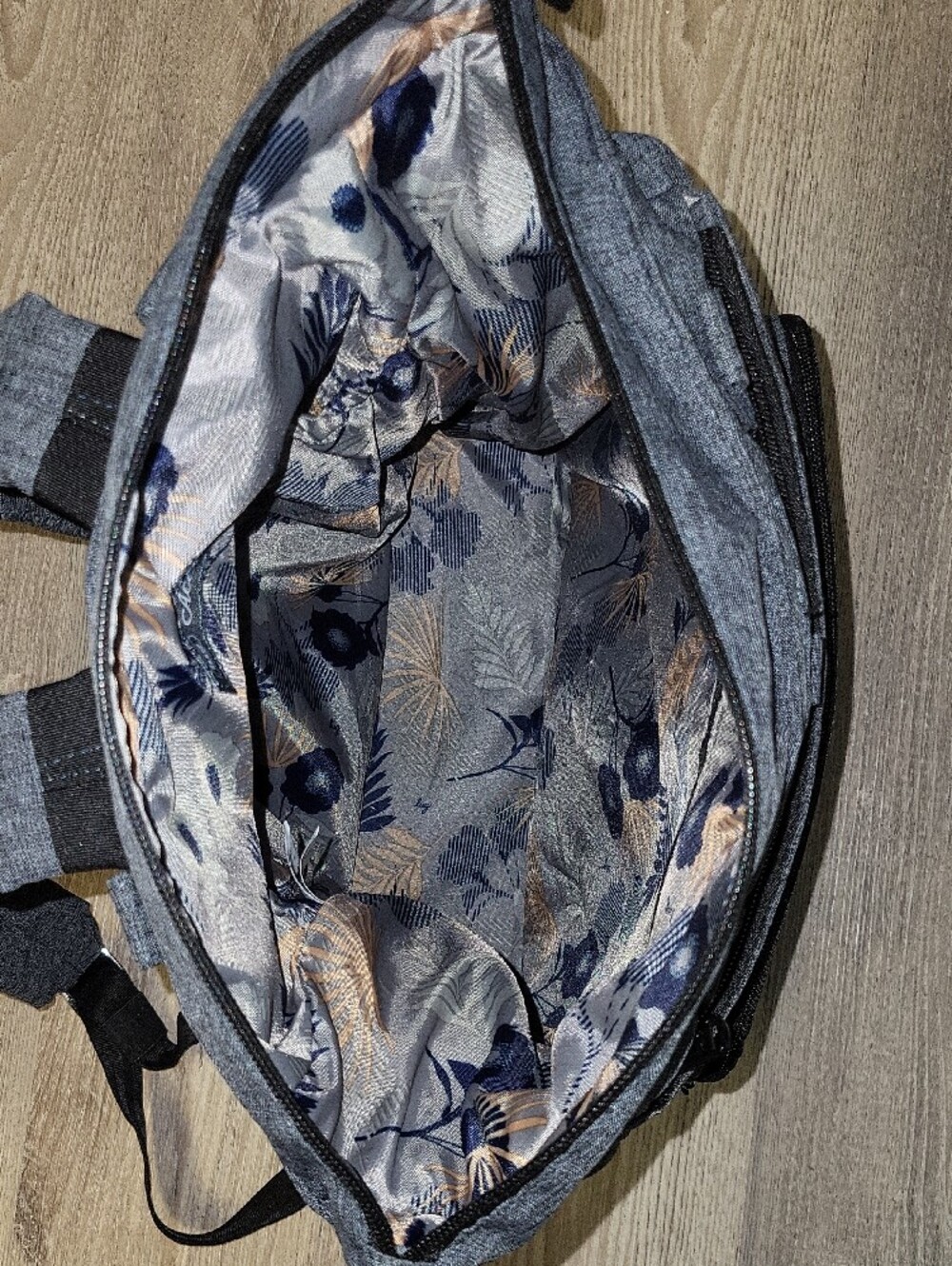 LUG Convertable Tote/Backpack Bag - Picture 9 of 12